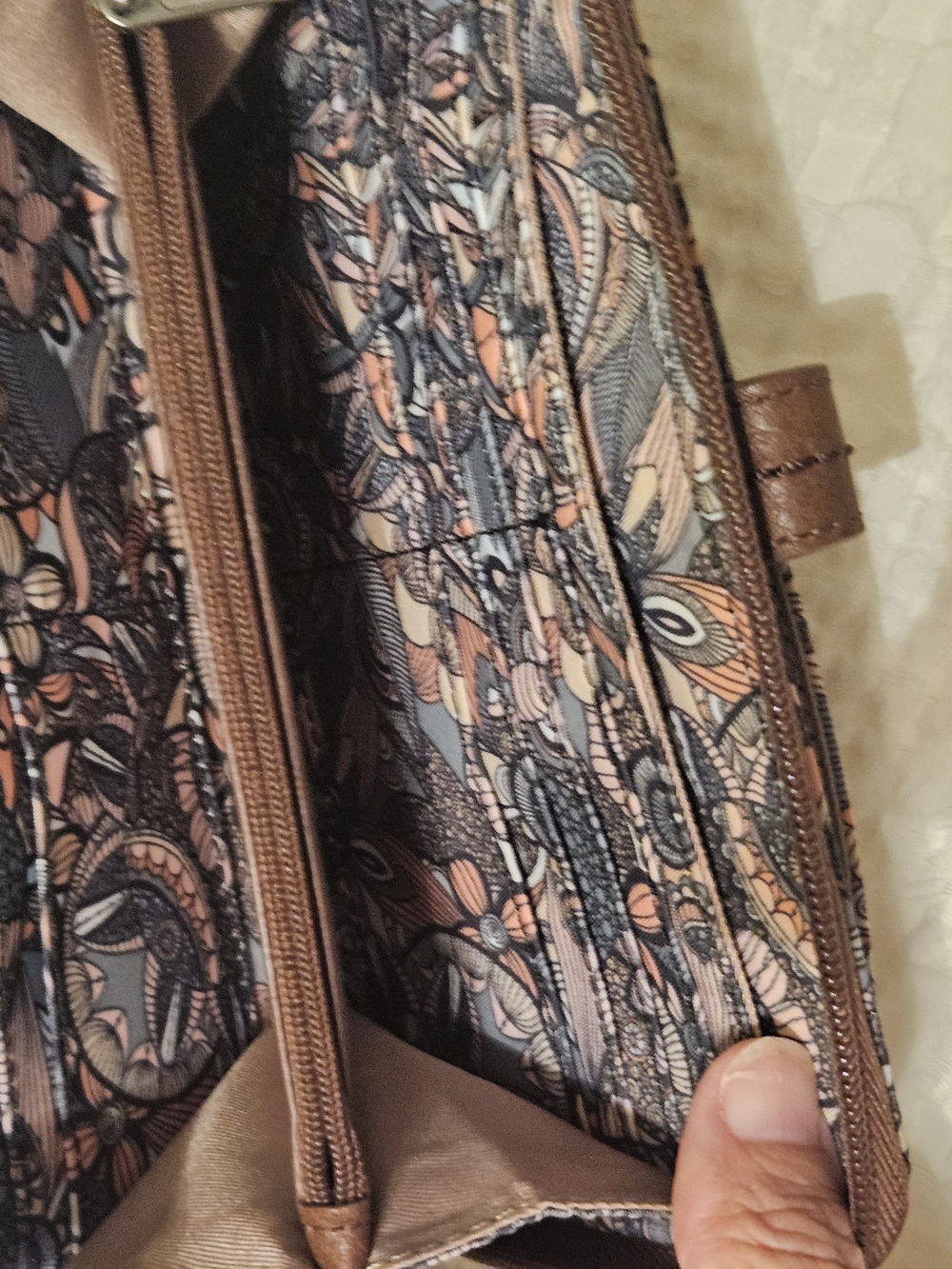 Sakroots Gray,black And Peach Floral Convertible Crossbody Wallet - Picture 4 of 5